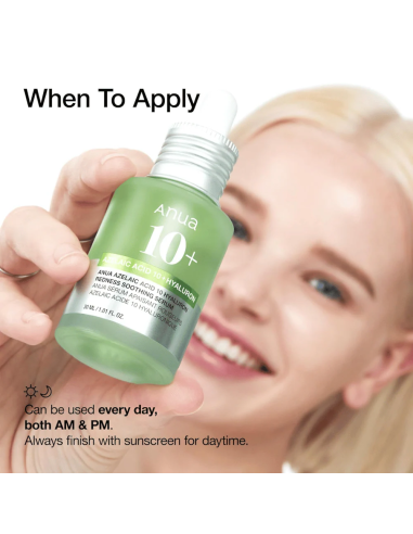Kvinna håller i Anua Azelaic Acid 10 Hyaluron Redness Soothing Serum och visar att produkten kan användas dag och natt.