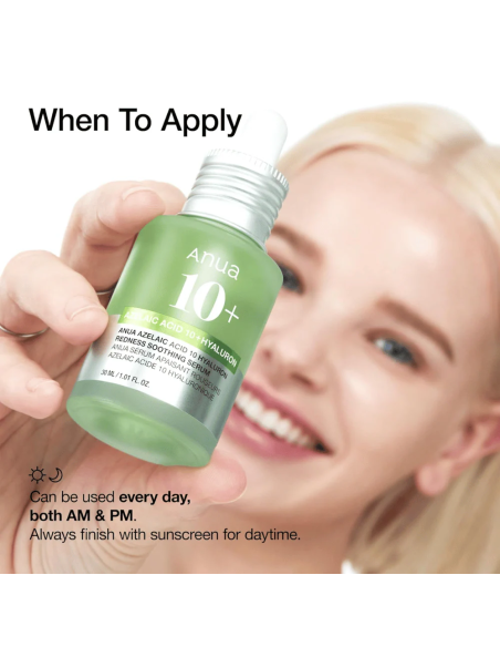 Kvinna håller i Anua Azelaic Acid 10 Hyaluron Redness Soothing Serum och visar att produkten kan användas dag och natt.