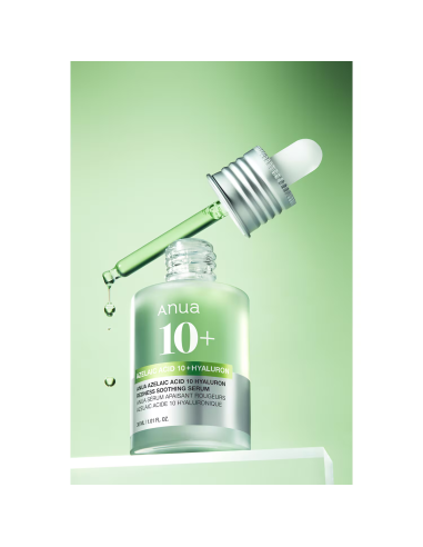 Pipett som droppar Anua Azelaic Acid 10 Hyaluron serum ner i den öppna flaskan för att framhäva produktens fräscha känsla.
