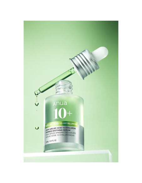 Pipett som droppar Anua Azelaic Acid 10 Hyaluron serum ner i den öppna flaskan för att framhäva produktens fräscha känsla.